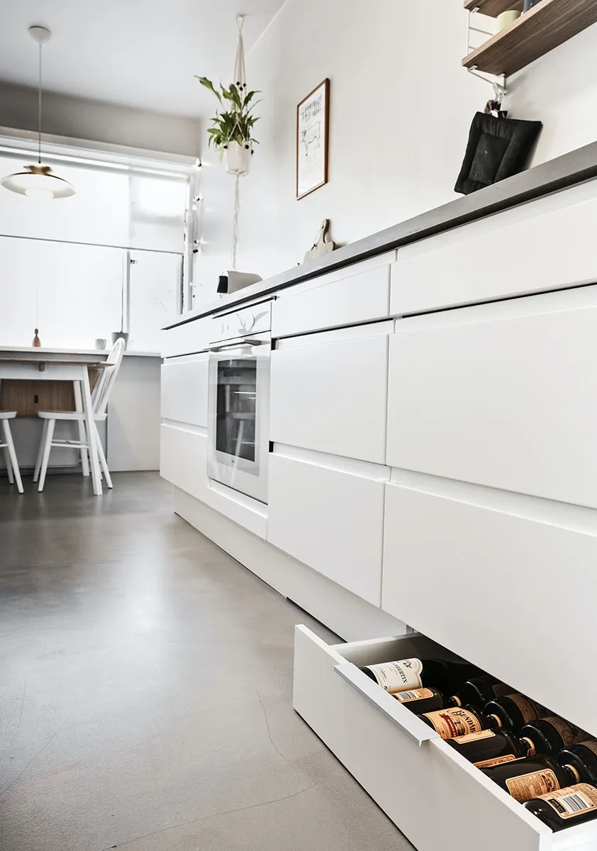 Hvít eldhúsinnrétting, skúffa með flöskustandi