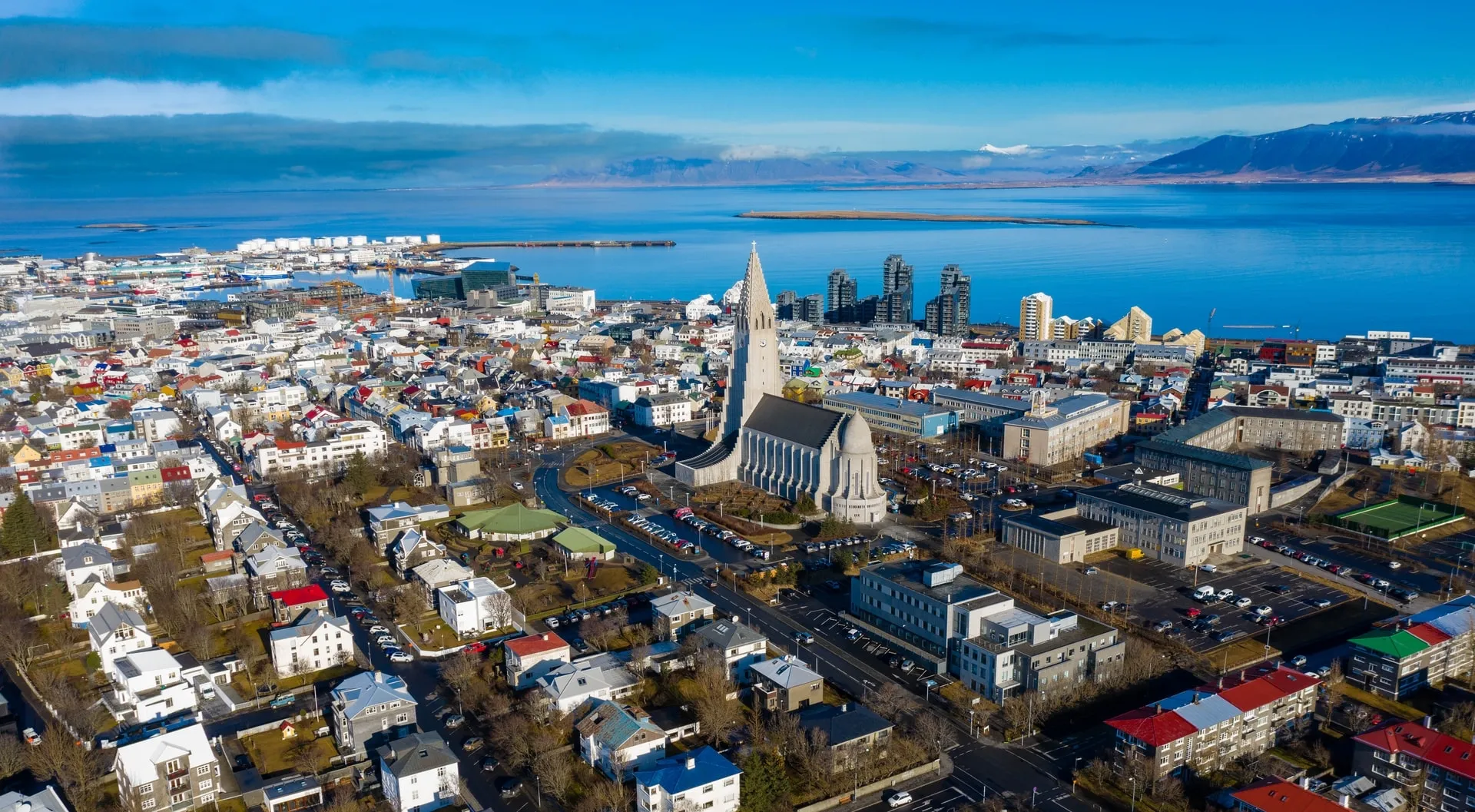 Loftmynd af Miðbæ Reykjavíkur með Hallgrímskirkju í forgrunni