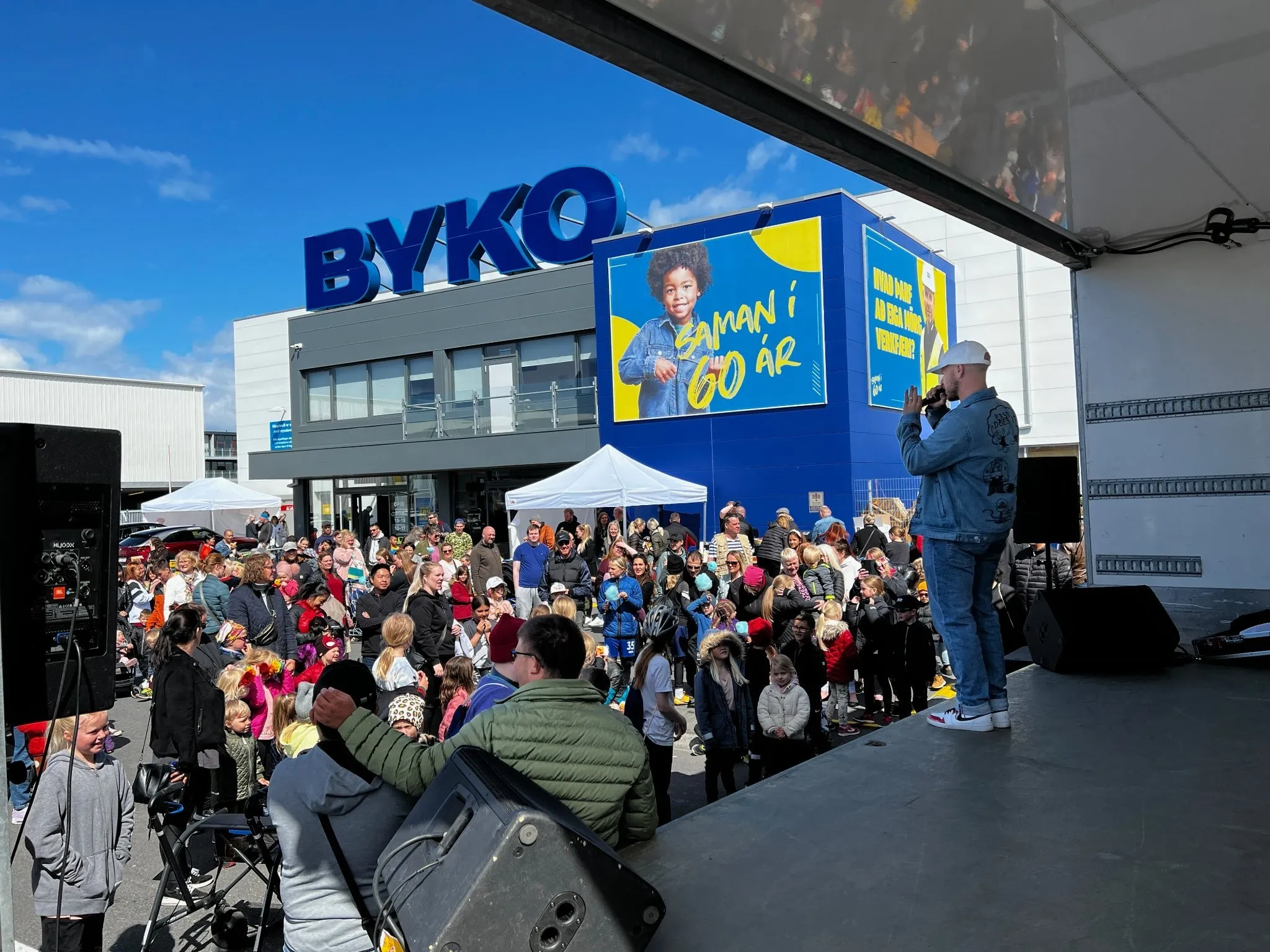 Mynd af fólki fyrir utan BYKO Breiddinni