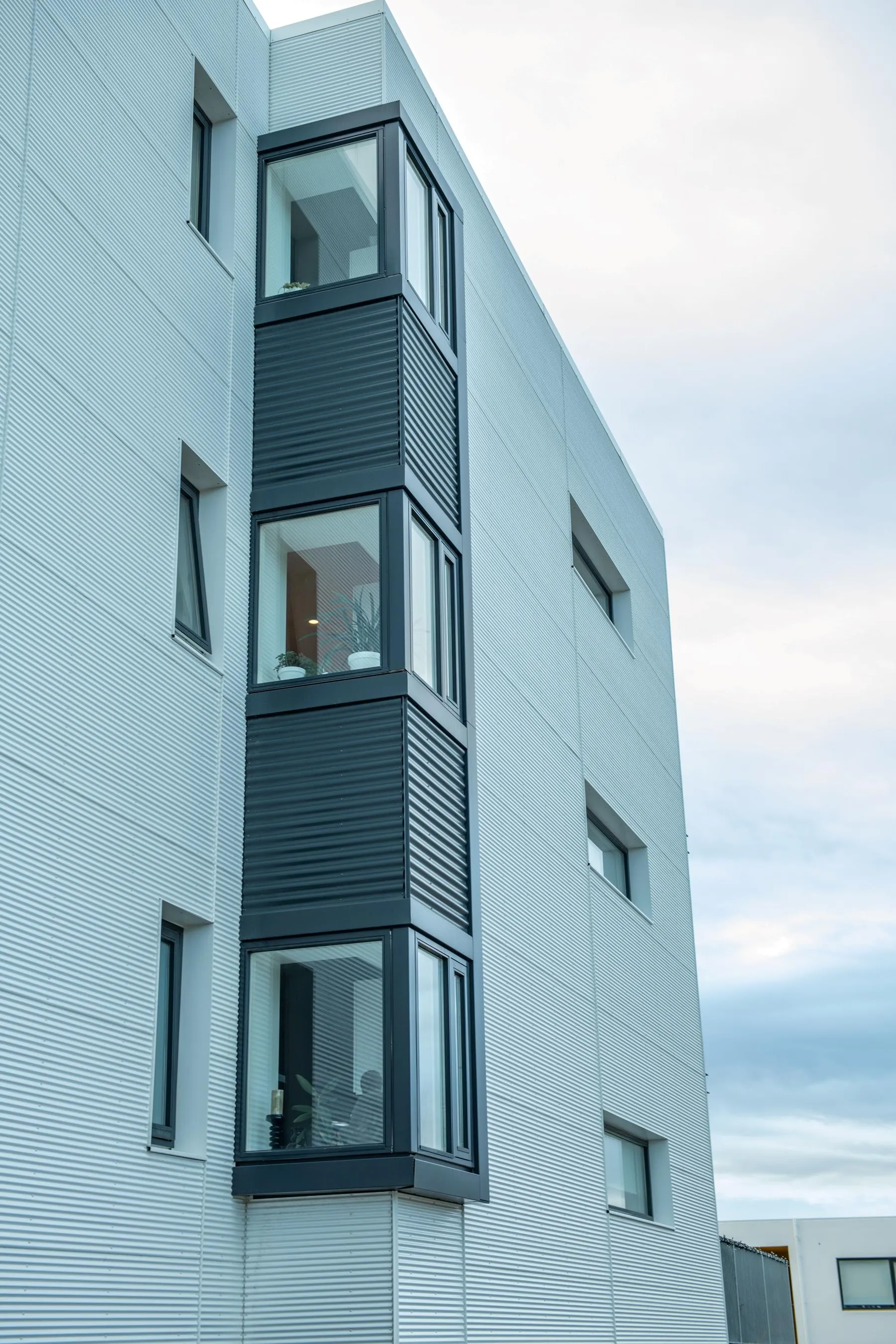 Horngluggar úr timbri í fjölbýlishúsi