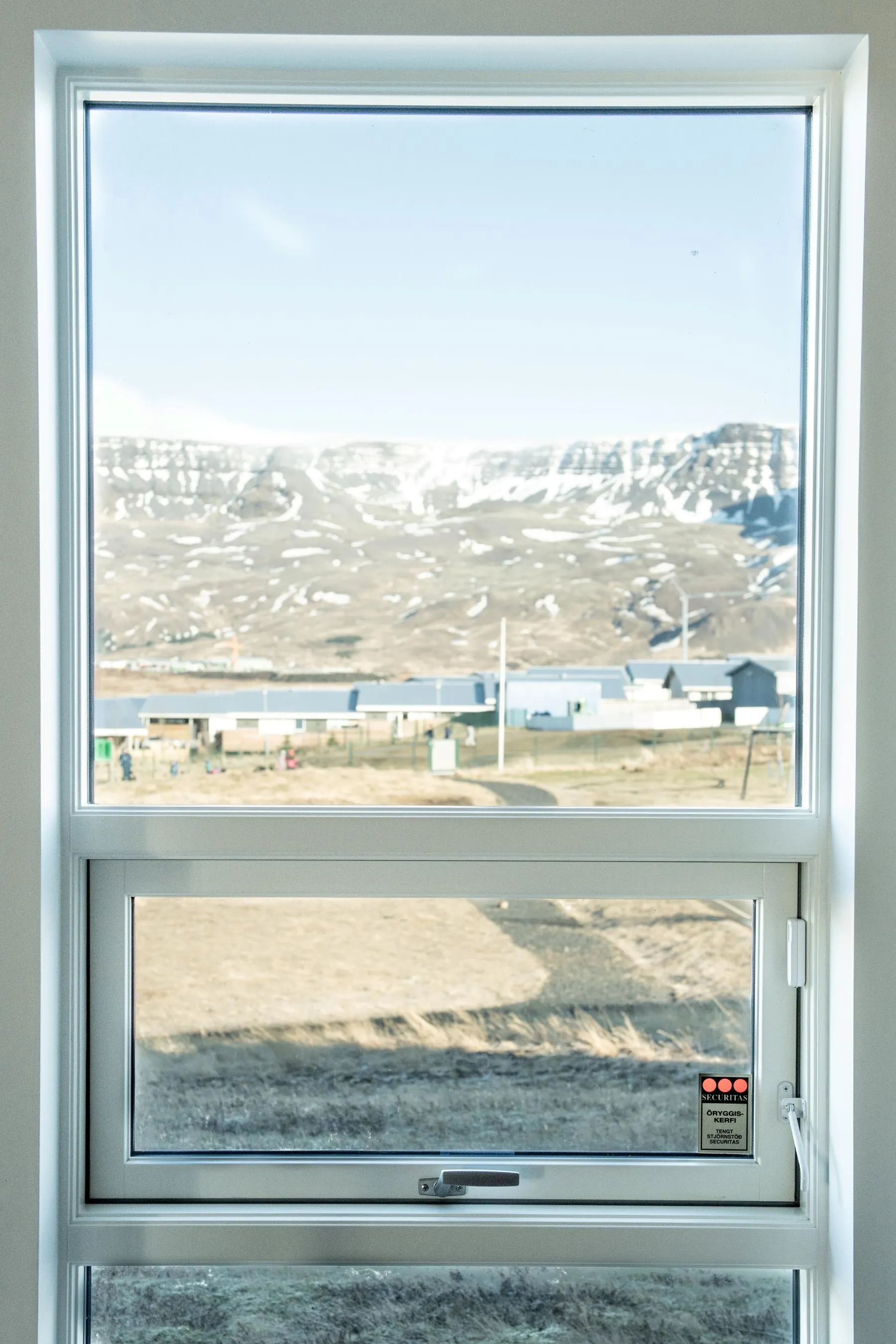 Hvítur timburgluggi með fallegu útsýni