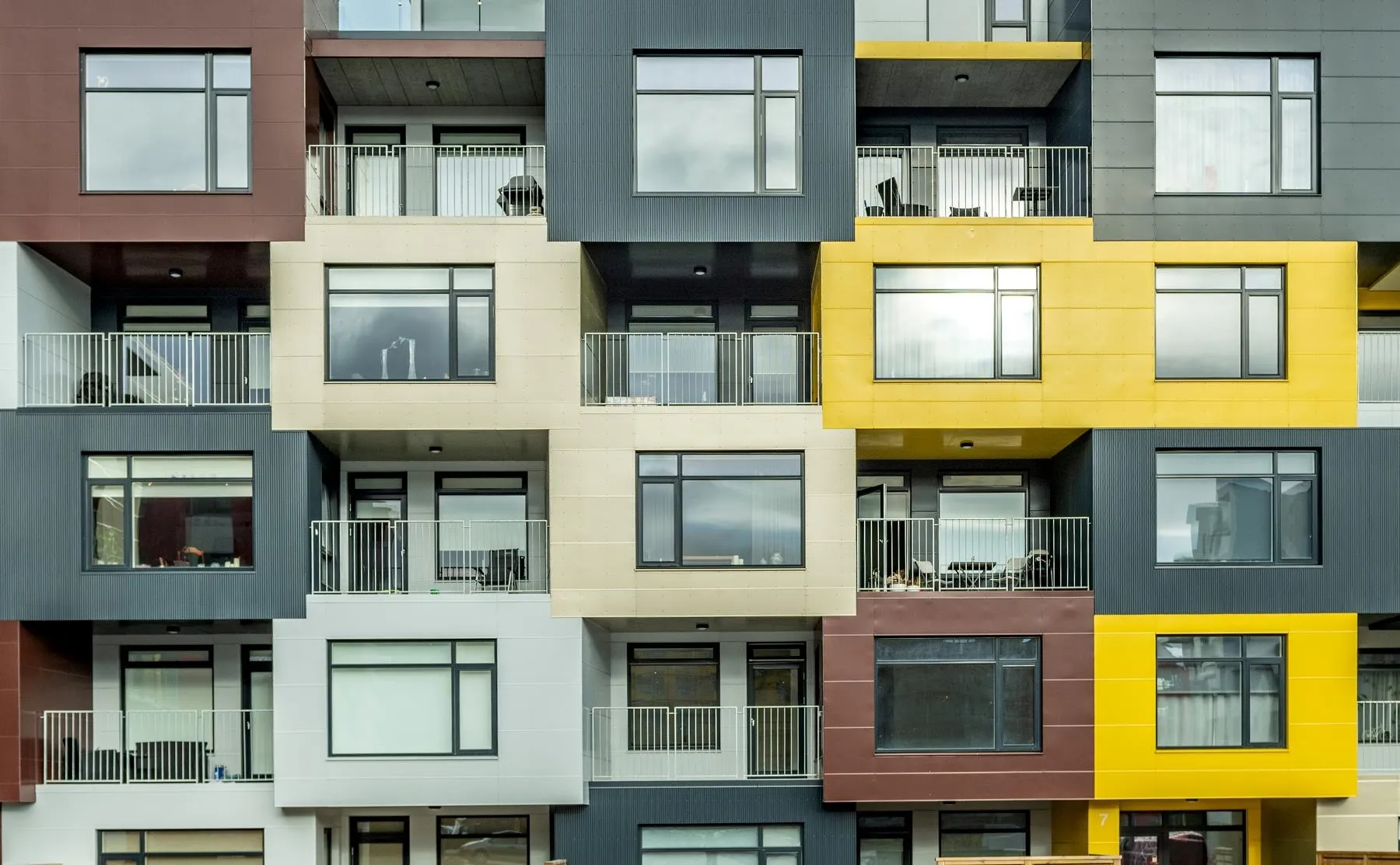 Álgluggar í fjölbýlishúsi í Bæjarlind