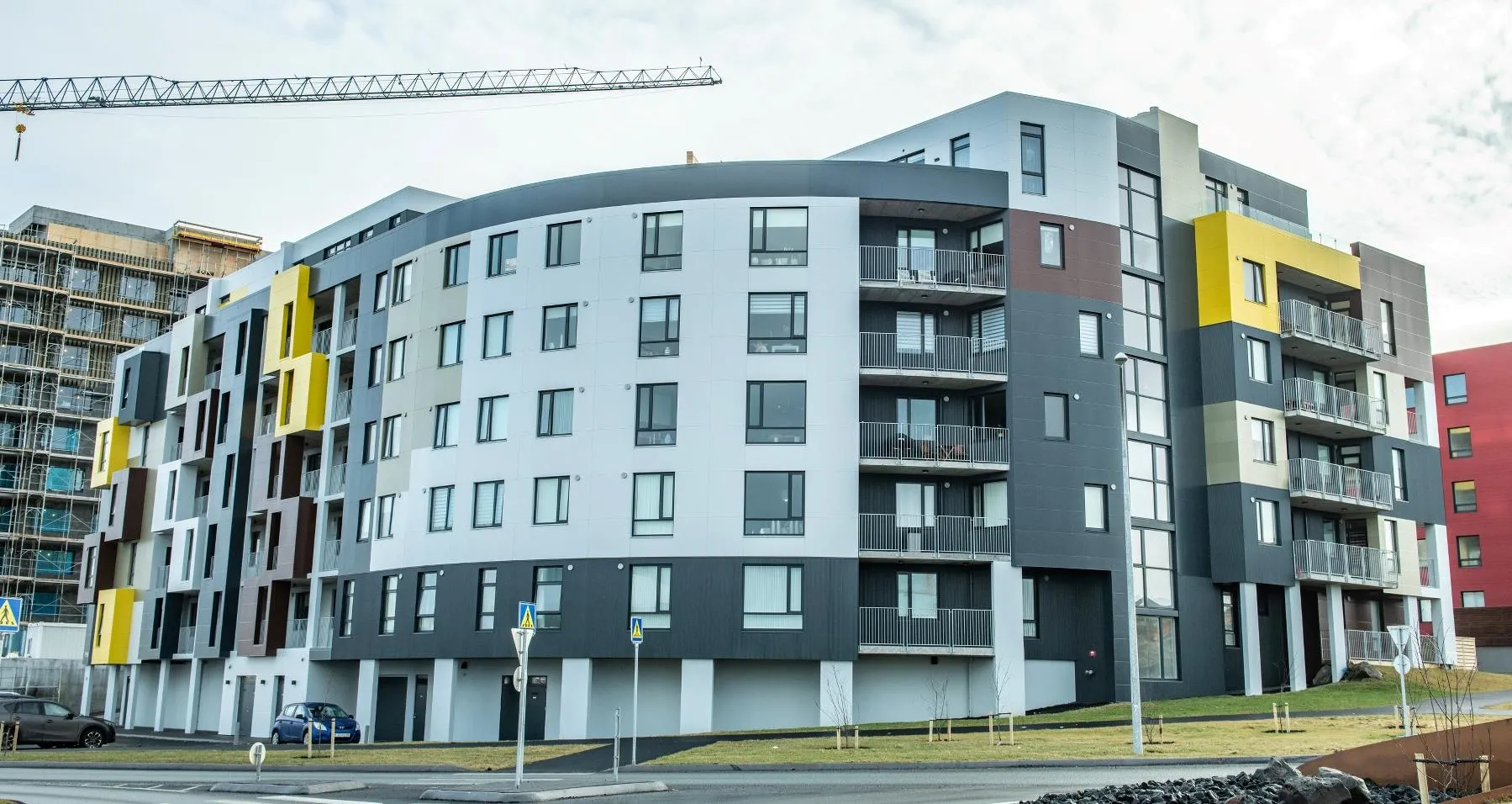 Álklæddir viðargluggar í fjölbýlishúsi í Reykjavík