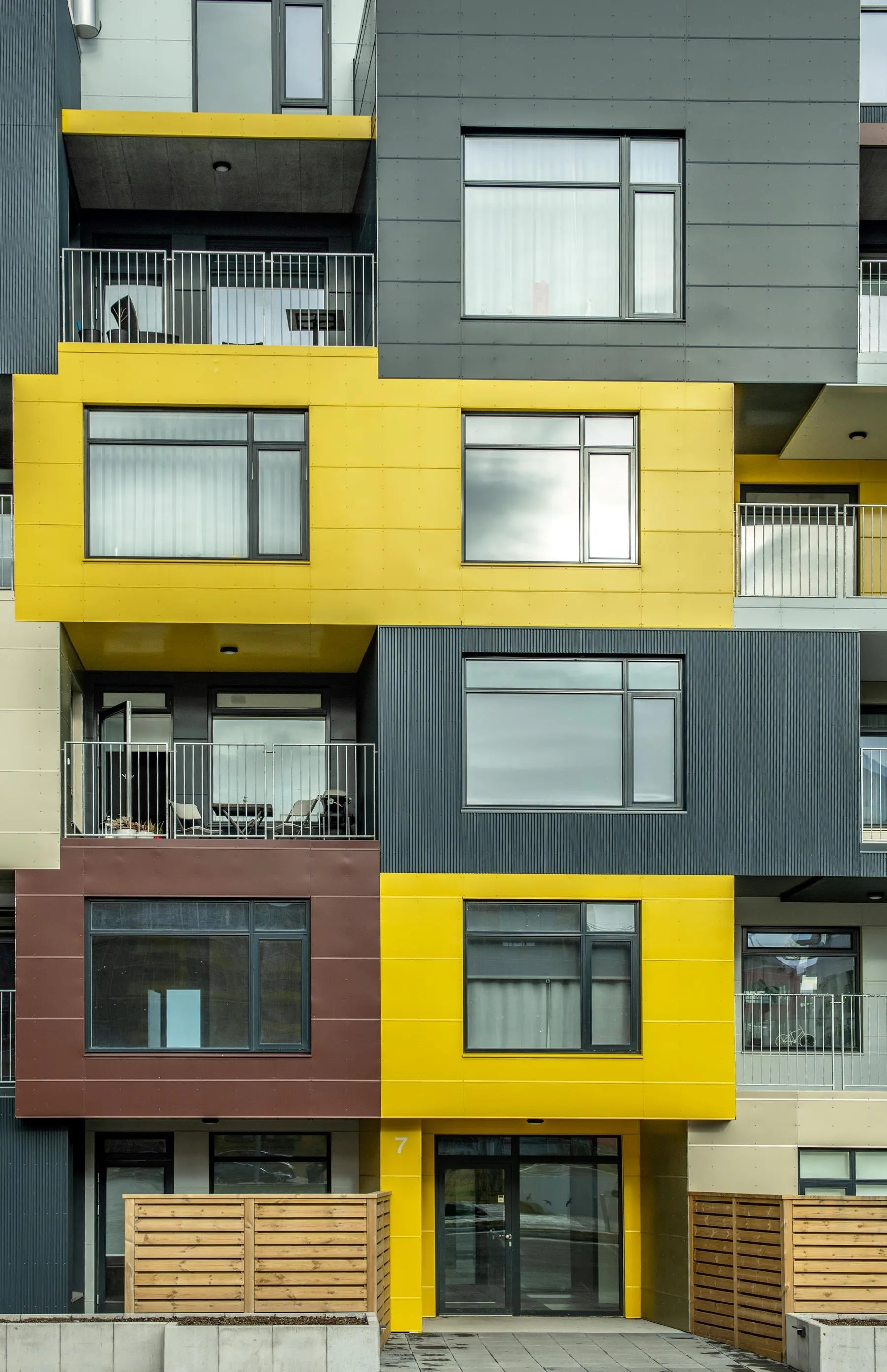 Álklæddir gluggar í dökkum karmi frá BYKO