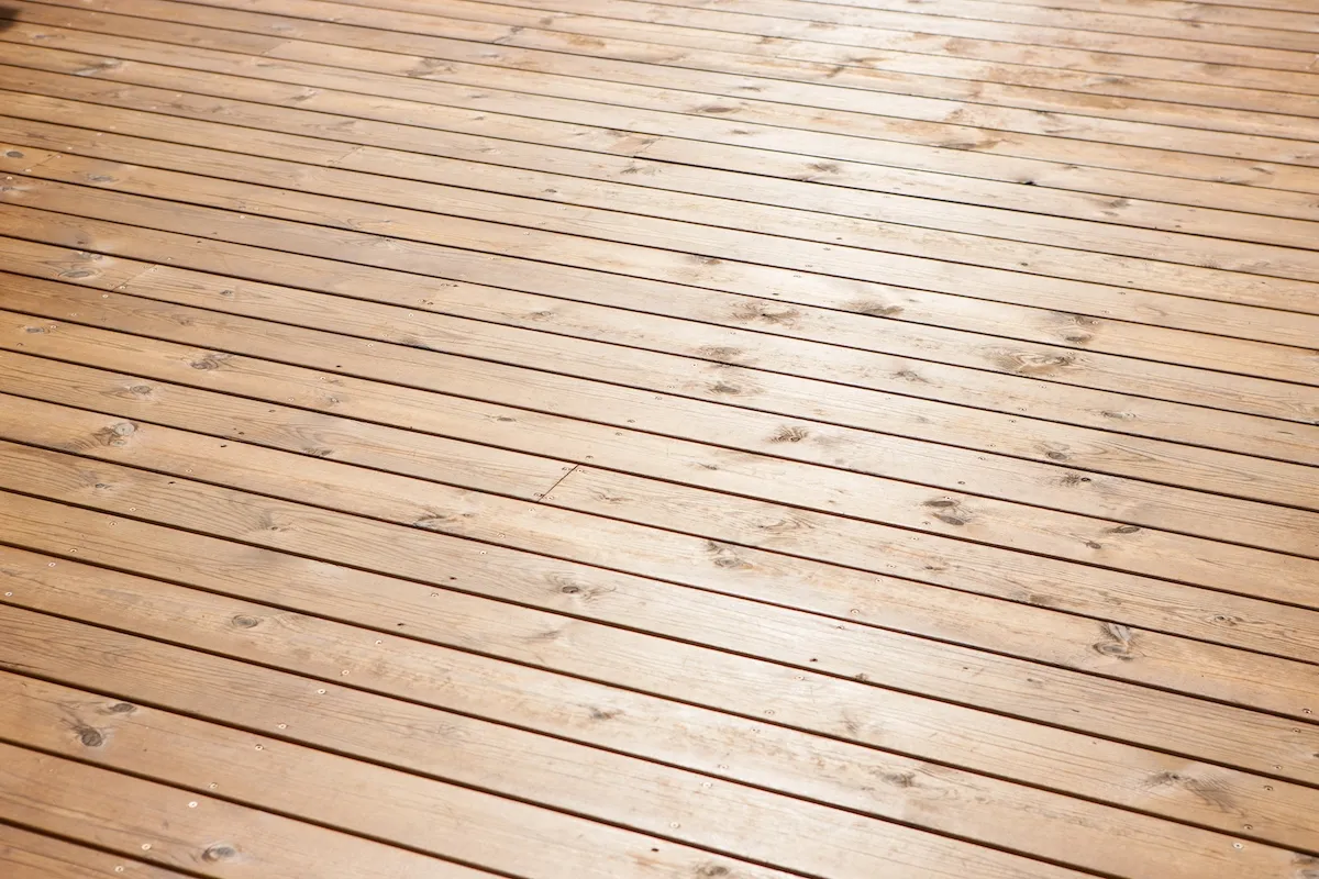 Pallur úr gagnvarðri furu í góðu ástandi