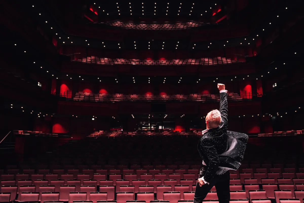 Friðrik Ómar í Eldborgarsal Hörpu