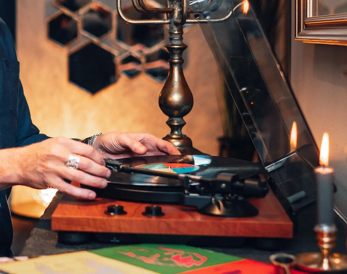 Vinylplata sett á fóninn