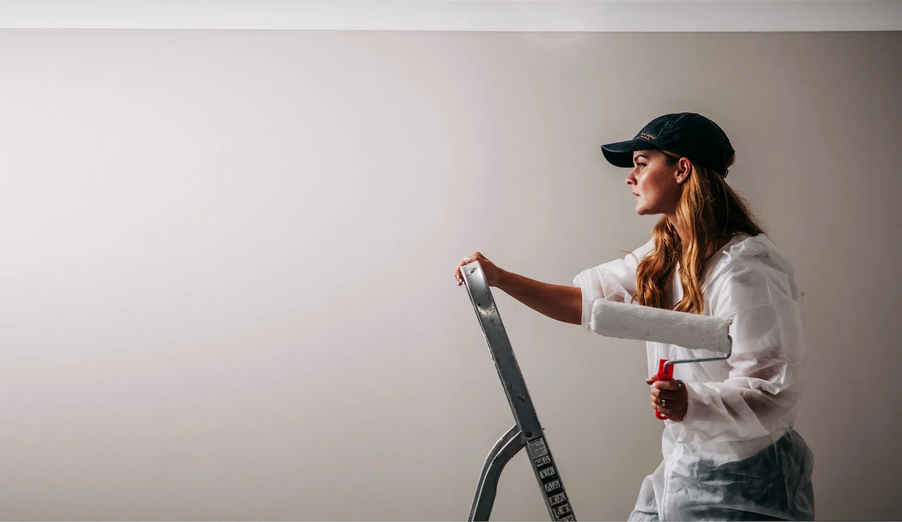 Elísabet málar í gráum tón