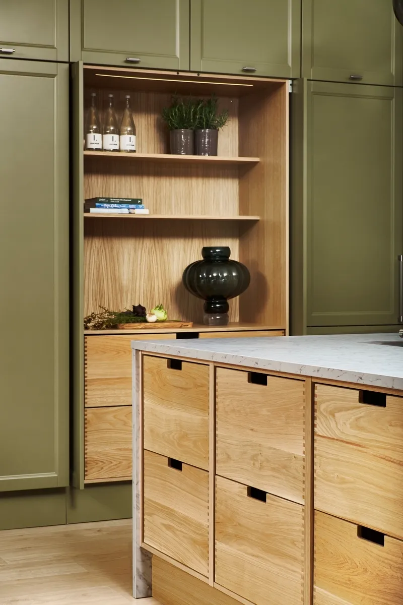 Falleg græn og viðarlituð eldhúsinnrétting frá JKE